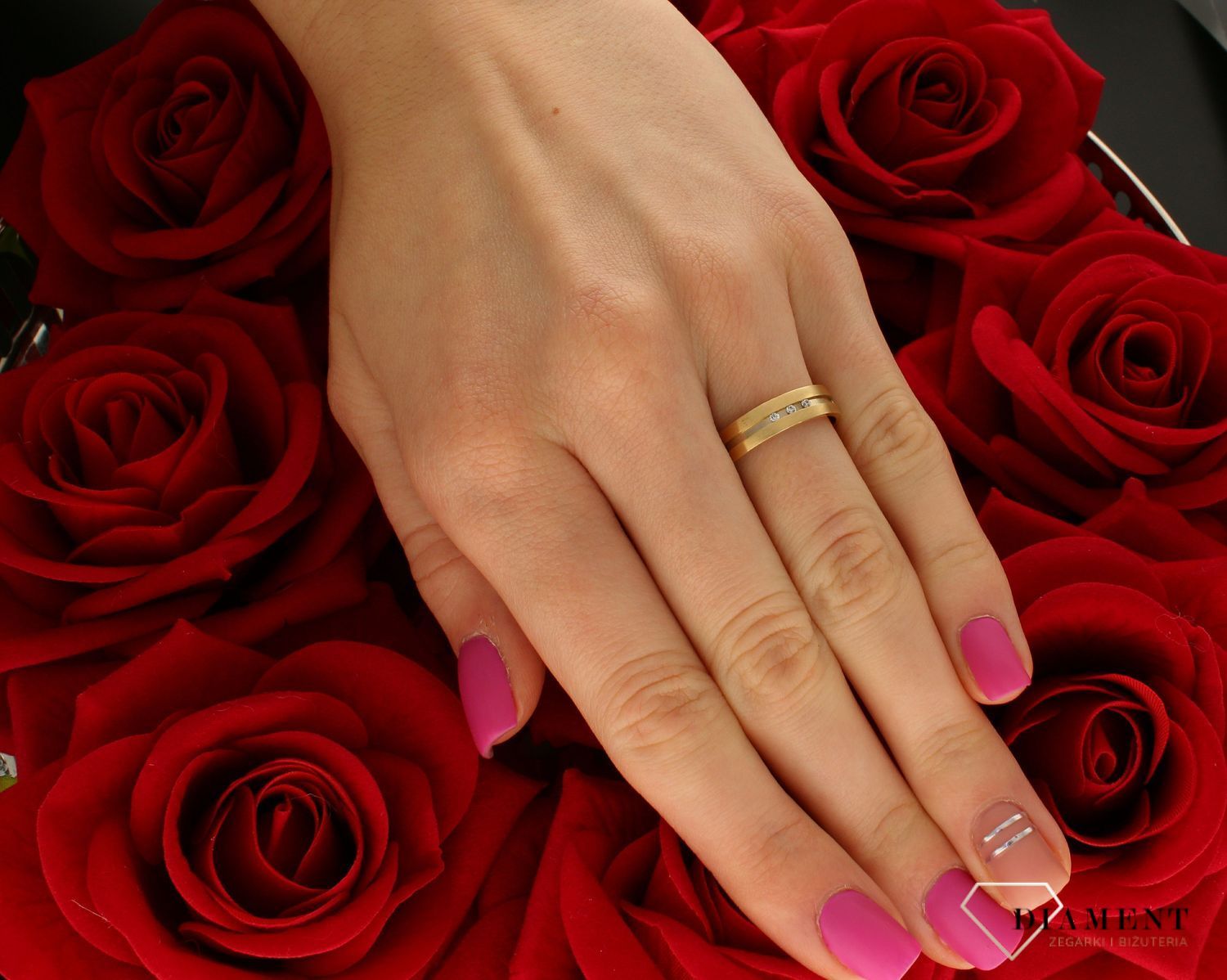 Złota obrączka płaska satynowa z cyrkoniami 585 – Elegancja i blask  Rozmiar 18.jpg